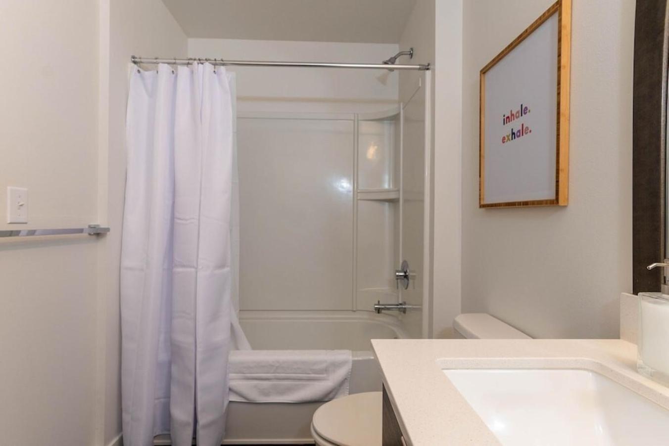 Self Check-In-Washer-Dryer-4Ksmart Tv-King Bed-Gym 터코마 외부 사진